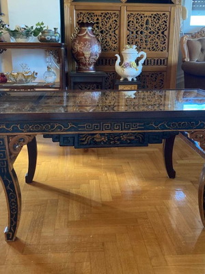 Carved Chinese coffee tables like new, set of 2