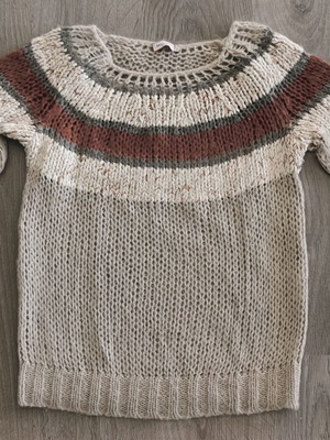 Max& Co sweater with 35% mohair, like new, size Small, gray and beige