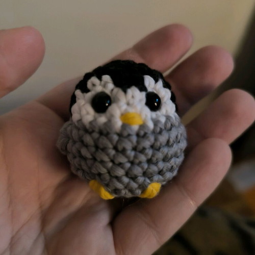 Knitted handmade penguin with cotton yarn new