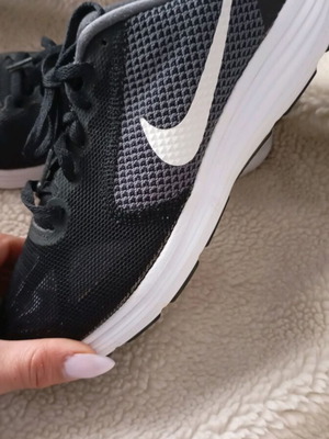 Nike Revolution 5 νούμερο 39 σαν καινούργιο, μαύρο και άσπρο αθλητικό