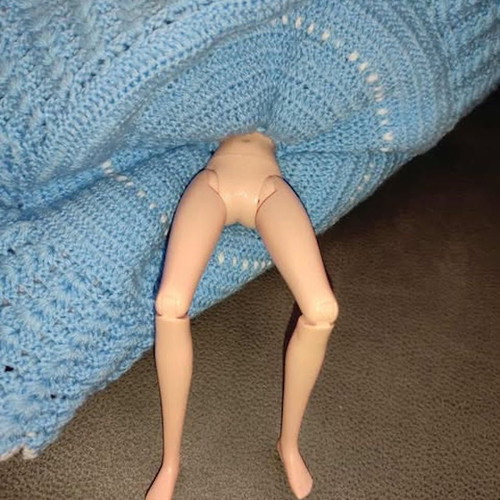 Barbie με χειροποίητο πλεκτό φόρεμα σαν καινούργια