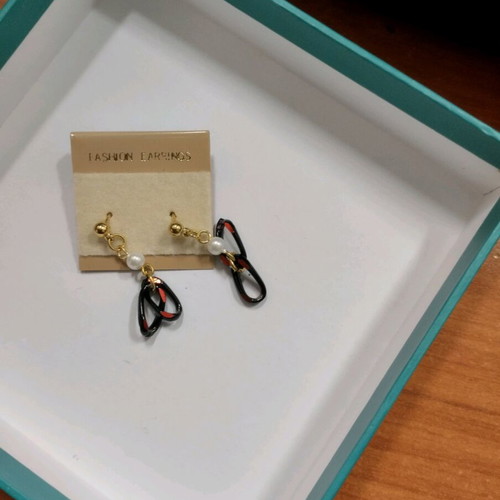 Earrings hanging new, simple and elegant, very lightweight