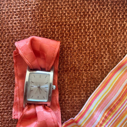 Women's wristwatch new with 2 fabric salmon straps