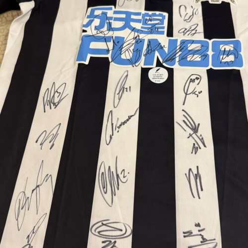 Newcastle Official Shirt 2017/18 signed by the team