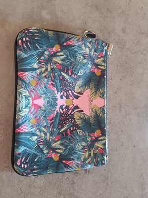 Clutch Axel like new, multicolor