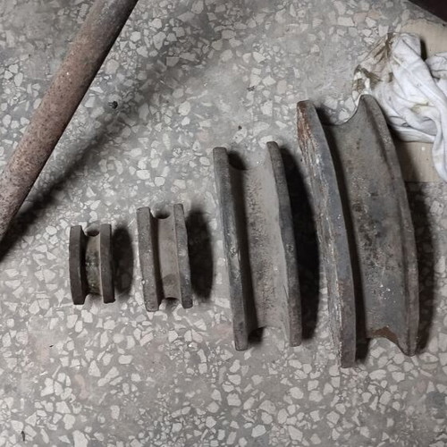 Manual hydraulic pipe bender used with molds