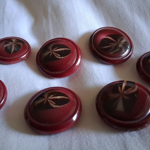 Buttons set of 7 like new, 5 large and 2 small for coats