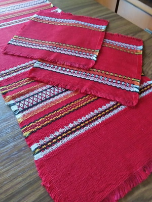 Woven set of 3 pieces used with traditional design (runner & two napkins)