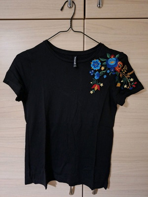 Stradivarius black short-sleeve blouse with colorful designs, like new, size S