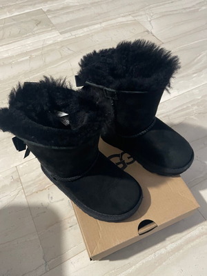 Ugg kids boots like new, size 25, black