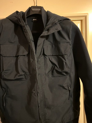 Μπουφάν Hugo Boss σαν καινούργιο, μέγεθος Large, συλλογή 2025