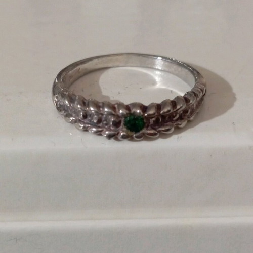 Silver 925 ring with green stone like new