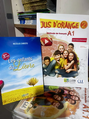 Jus d'orange 2 French learning book A1.1 & Les enfants du Lièvre book