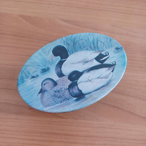 Metal oval vintage box with duck design used