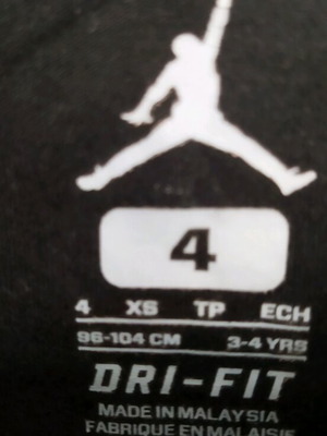 T-shirt Jordan Nike Air, σαν καινούργιο, μαύρο, 4 ετών