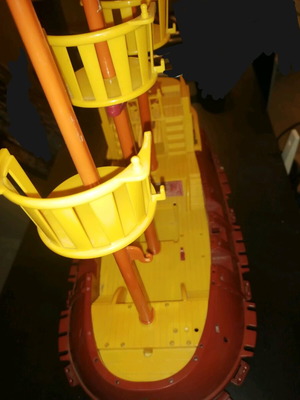 Πειρατικό πλοίο μεταχειρισμένο με ρόδες, τιμόνι και τρία κατάρτια