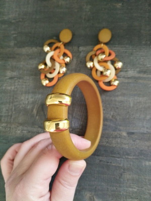 Bracelet with earrings like new, plastic with golden touches