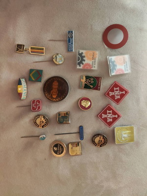 Κονκάρδες-καρφίτσες συλλεκτικές Δ.Ε.Θ. σαν καινούργιες, πακέτο 22 τεμάχια