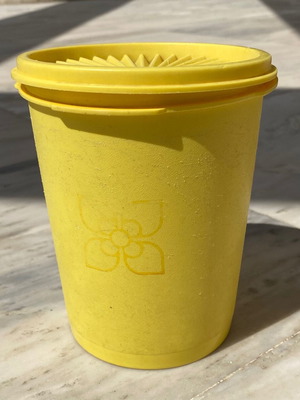 Vintage Tupperware δοχείο μεταχειρισμένο κίτρινο με ακτινωτό καπάκι