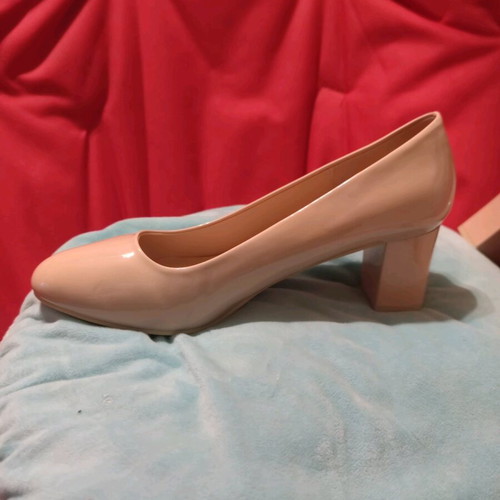 Famous Shoes beige pumps new, size 40