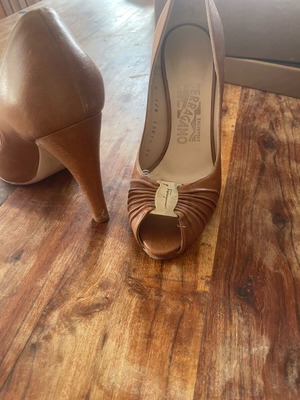 Salvatore Ferragamo beige pumps size 37 used