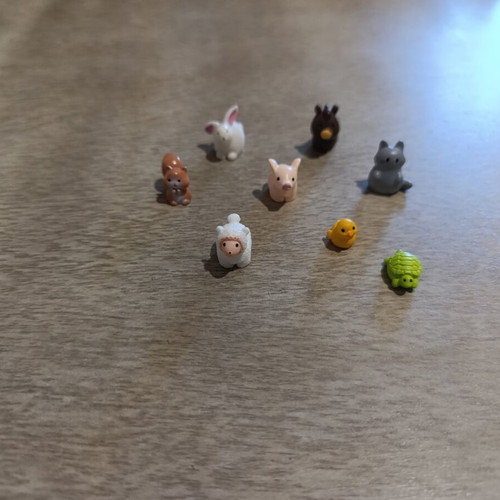 Small farm animal figures like new, set of 4 miniatures