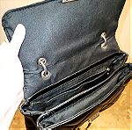  Μαύρη τσάντα καπιτονέ με μεταλλικό κούμπωμα