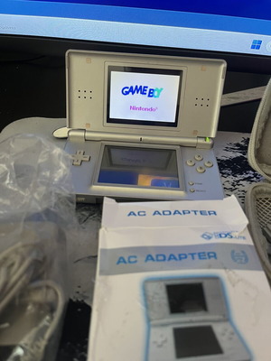 Nintendo DS Lite ασημί μεταχειρισμένο με καινούργια μπαταρία, παιχνίδι και θήκη
