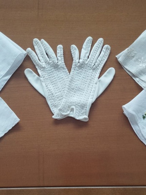 Premium vintage women's accessory set with 4 embroidered handkerchiefs and knitted gloves like new
