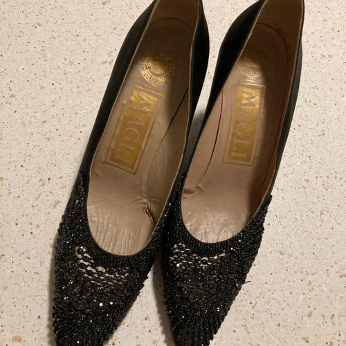 Shoes with sequins and beads like new, black pumps
