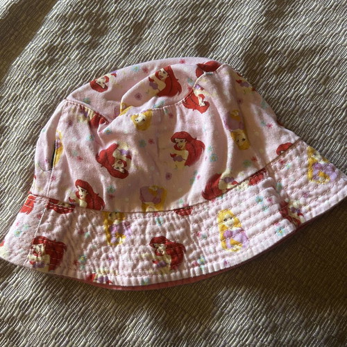Hat with Ariel and Rapunzel design for girl, used, size S