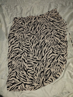 Wrap skirt with print
