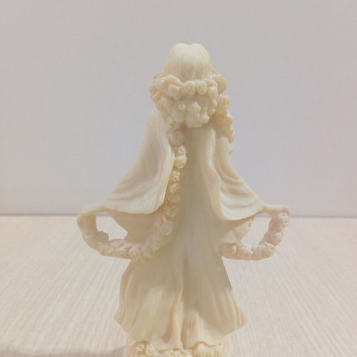 Alabaster handmade statue in like new condition, 18 cm tall