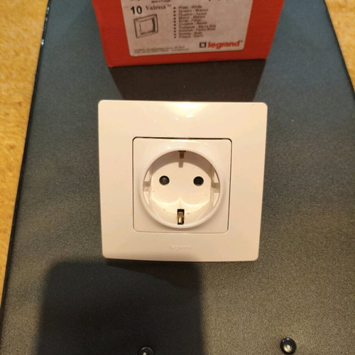 Legrand Single Flush-Mounted Power Socket White New
