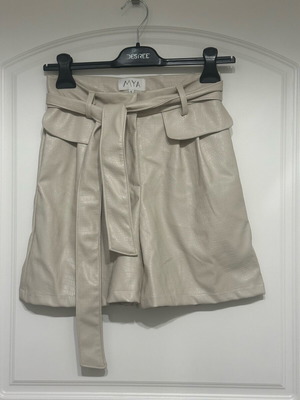 Mya faux leather shorts new, size S, beige