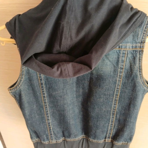 Denim sleeveless vest like new, size S, blue with removable hood