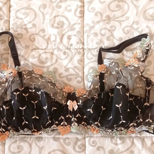 Black bra used with embroidered tulle 85D