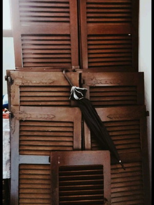 Πατζούρια μεταχειρισμένα από δρυς ξύλο, παραδοσιακά καλοσυντηρημένα