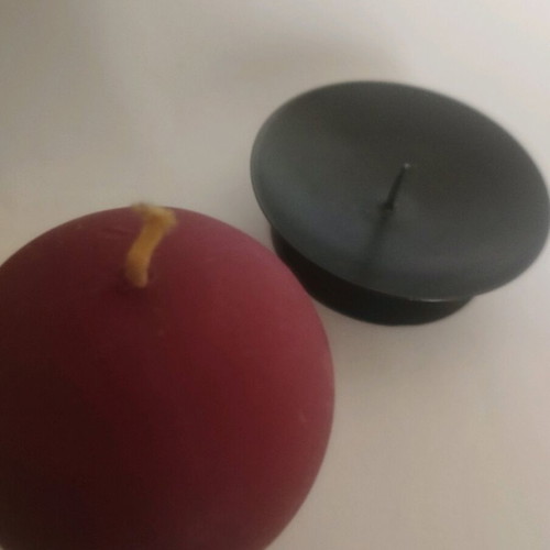 Round candle on metal black base like new