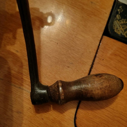Antique hand-crank meat grinder like new for decor