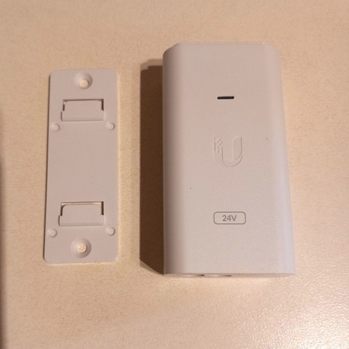 Ubiquiti POE-24-12W-G-WH power injector
