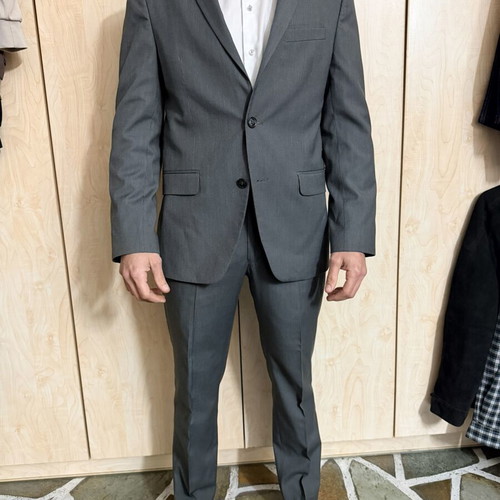 Hugo Boss men's suit like new, size 46, dark gray