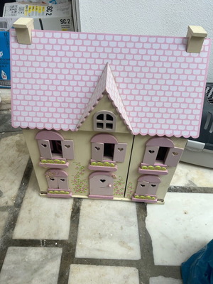 Dollhouse used with furniture and figures