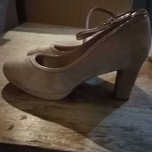 Tamaris pumps beige nude suede with patent finish and strap