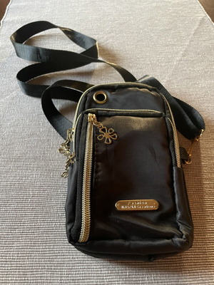Black crossbody bag like new with multiple compartments