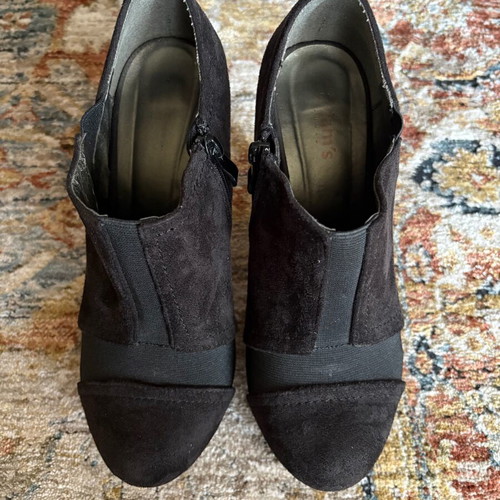 Adam’s black high-heeled shoes like new
