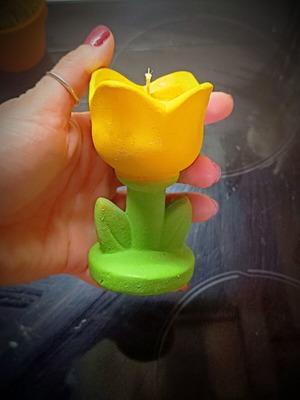 Tulip candle with ceramic holder like new, yellow