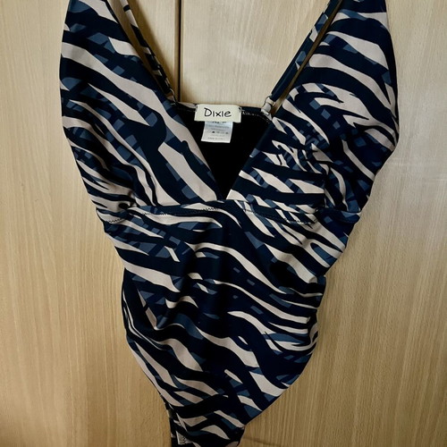 One-piece swimsuit like new, size M-L