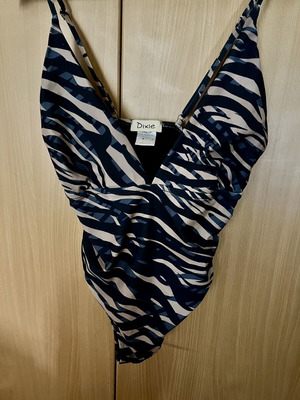 One-piece swimsuit like new, size M-L