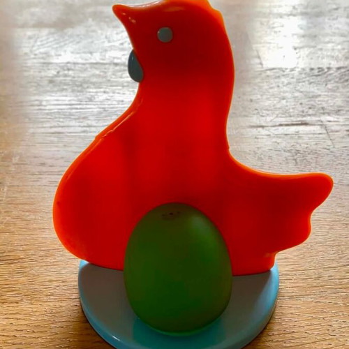 Antevanilla salt and pepper set with magnetic base like new, chicken design